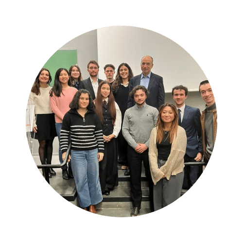 Photo de groupe d'un ensemble d'étudiants et d'un enseignant posant ensemble dans un amphithéâtre