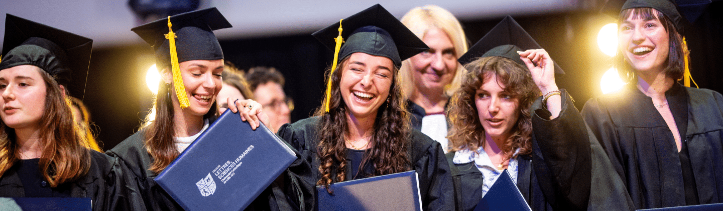 Étudiantes souriantes et joyeuses lors de la remise des diplômes de la Faculté des Lettres, et Sciences Humaines de Lille.