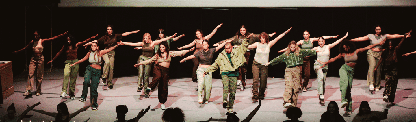 eunes étudiants lors d'une représentation de danse moderne, illustrant la créativité et l'esprit d'équipe sur scène.